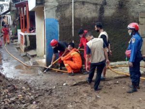 Peduli Banjir, BAZNAS (BAZIS) Provinsi DKI Jakarta Lakukan Aksi Bersih Bareng Warga