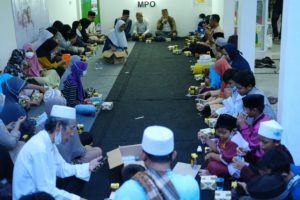KIZI Gelar Bukber Bersama 100 Sahabat Yatim dan Dhuafa Pasar Minggu Jaksel