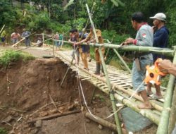 Tim PU Kab. Gowa Tinjau Langsung Jembatan putus di Desa Bontomanai